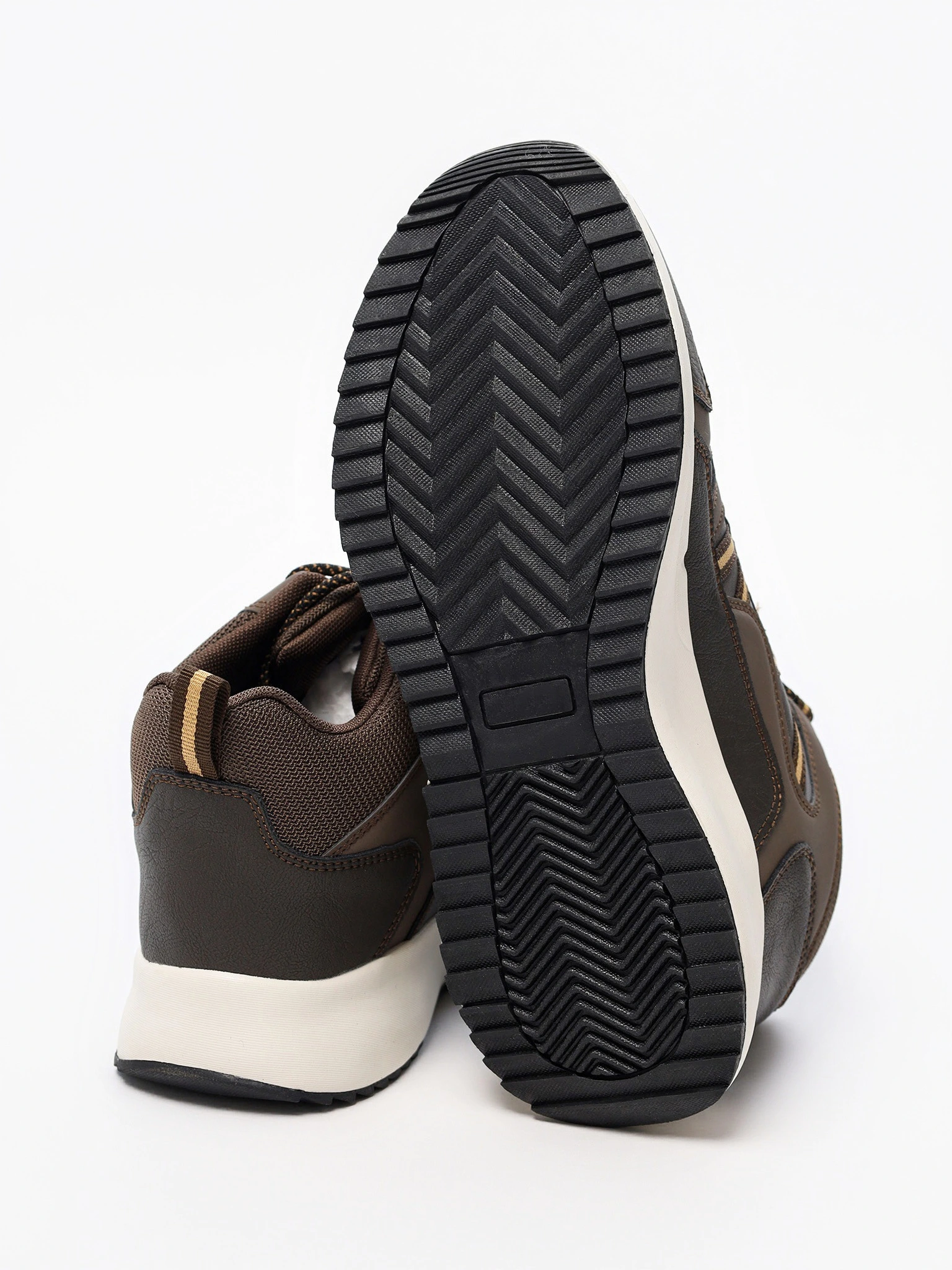 Кроссовки коричневого цвета на контрастной средней подошве